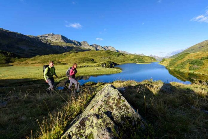 Start der Bergwandersaison: Tipps zu Vorbereitung, Ausrüstung und Tourenplanung Start der Bergwandersaison: Tipps zu Vorbereitung, Ausrüstung und Tourenplanung