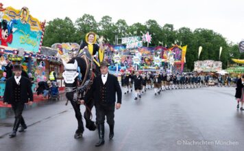 Blasmusik, Trachtentanz und Umzug durchs Festgelände – so war der Tag des Brauchtums 2025 auf dem Münchner Frühlingsfest