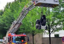 Aufzug defekt - Feuerwehr hilft Frau mit Rollstuhl