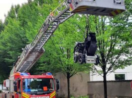 Aufzug defekt - Feuerwehr hilft Frau mit Rollstuhl