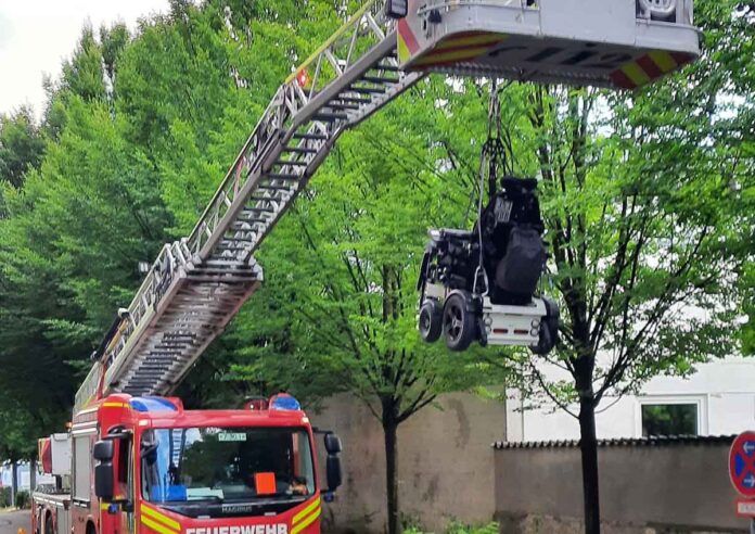 Aufzug defekt - Feuerwehr hilft Frau mit Rollstuhl Aufzug defekt - Feuerwehr hilft Frau mit Rollstuhl