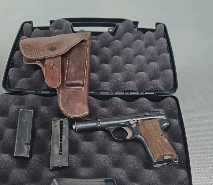 Mit Pistole im Gepäck: Bundespolizei stoppt Reisenden am Flughafen München Mit Pistole im Gepäck: Bundespolizei stoppt Reisenden am Flughafen München