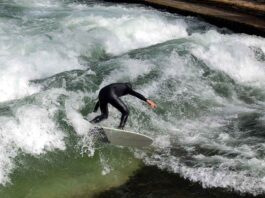 Eisbachwelle wieder zum Surfen frei