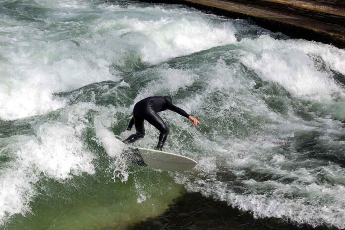 Eisbachwelle wieder zum Surfen frei Eisbachwelle wieder zum Surfen frei