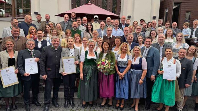 Genusskultur in Bayern: Ministerin Kaniber verleiht Qualitätssiegel „Ausgezeichnete GenussKüche“ an Wirte und Festzeltbetriebe