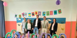 Wasserwacht München übergibt 1000 Schwimmlerntaschen an Kita-Kinder