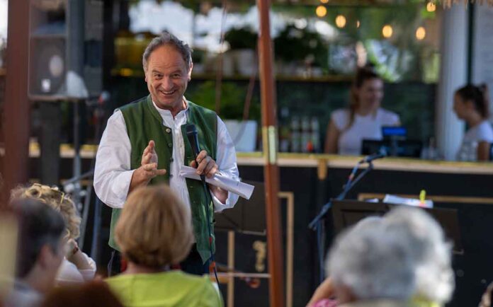 Rudelsingen am 14.7. auf dem Tollwood Sommerfestival mit Pfarrer Schießler Rudelsingen am 14.7. auf dem Tollwood Sommerfestival mit Pfarrer Schießler