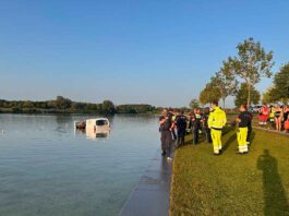 Mit dem Pkw in den Riemer See gefahren