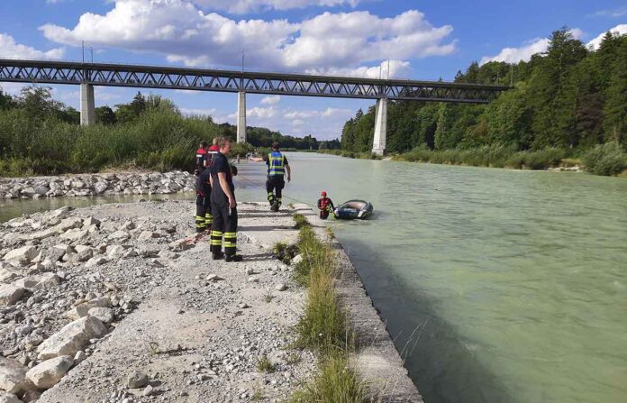 Schlauchboot gefangen in Wasserwalze Isarwehr Großhesselohe (Isar)
