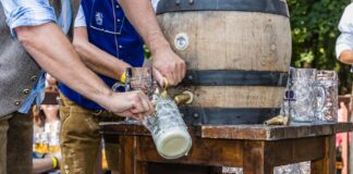 Wiesnbierprobe der Damischen Ritter - Wiesnbierorden 2025 an Marianne und Michael