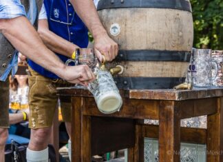 Wiesnbierprobe der Damischen Ritter - Marianne und Michael erhalten Wiesnbierorden 2025