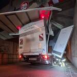 Transporter steckt in Unterführung fest - Untermenzing