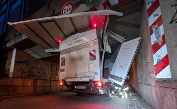 Transporter steckt in Unterführung fest - Untermenzing