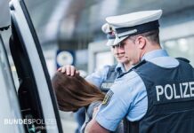 Angriff in der S-Bahn - Aggressive 19-Jährige attackiert Reisenden und leistet Widerstand