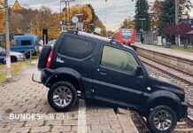 Auto im Gleis - Gleissperrung in Feldafing