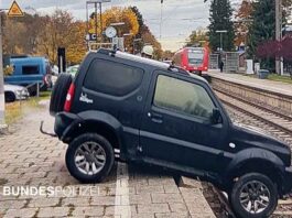 Auto im Gleis - Gleissperrung in Feldafing