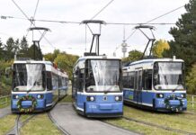 R2.2a: Hunderte Trambahnfans verabschieden ältesten Fahrzeugtyp