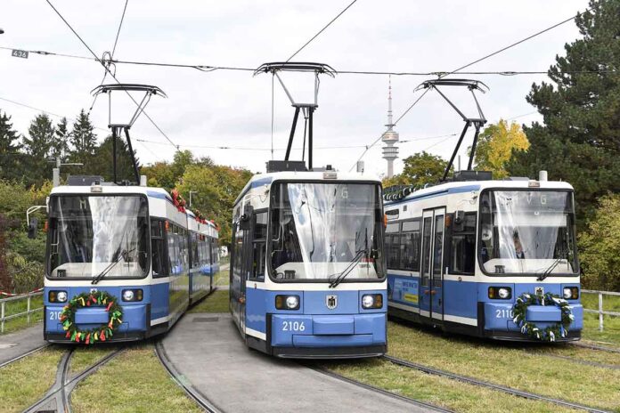 R2.2a: Hunderte Trambahnfans verabschieden ältesten Fahrzeugtyp R2.2a: Hunderte Trambahnfans verabschieden ältesten Fahrzeugtyp