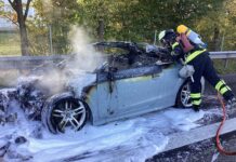 Sportwagen auf Autobahn in Flammen
