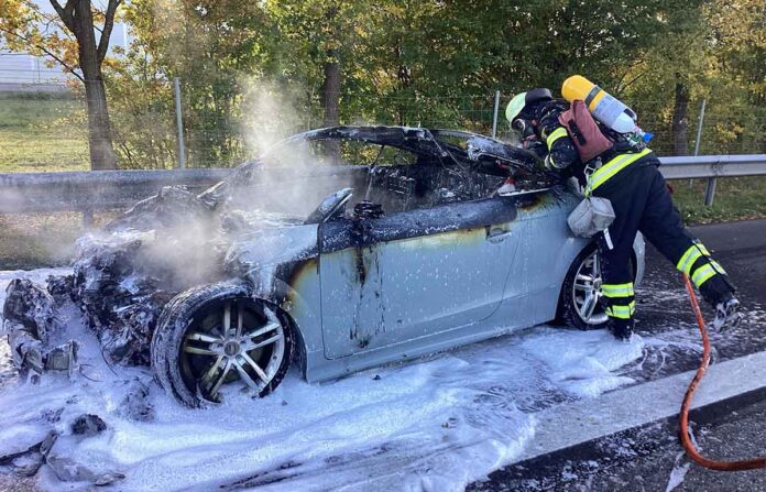 Sportwagen auf Autobahn in Flammen