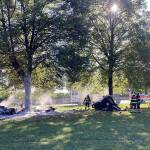 Sportwagen rast gegen Baum