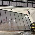 Pkw kracht gegen Garagentor