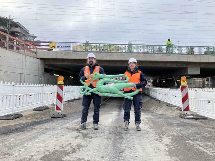 Der kleine Drache ist zurück: Historisches Lindwurm-Brückengeländer montiert