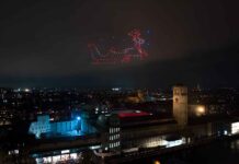 Magischer Nikolaus-Moment am Himmel über München: Hunderte bunte Lichter erstrahlen über dem Deutschen Museum