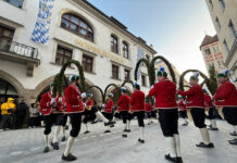 Die Münchner Schäffler wirbeln das Hofbräuhaus auf