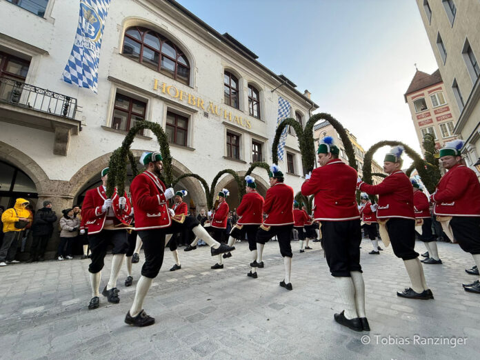Die Münchner Schäffler wirbeln das Hofbräuhaus auf