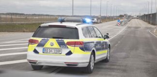 Zoll stoppt 49-jährigen Mann im Schweizer Fahrzeug - und versteuert das Auto