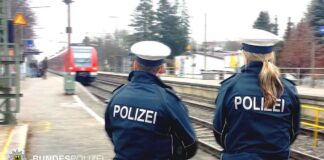 Beziehungsstreit am Bahnhof Erdweg - Frau droht mit Messer, Mann zeigt Hitlergruß