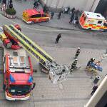 Große Technik vor dem Spielzeugmuseum - Mann im zweiten Stock kollabiert