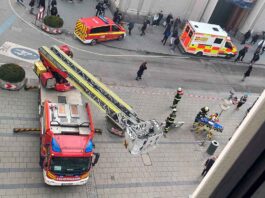 Große Technik vor dem Spielzeugmuseum - Mann im zweiten Stock kollabiert