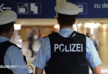 Verspäteter Sonderzug - Fans beschmieren Wände und Schaukästen