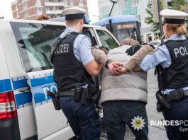 Mann gibt sich im Zug als Schaffner aus - Angriff auf Reisenden und Polizeibeamten