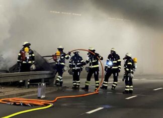 Pkw brennt im Innsbrucker- Ring-Tunnel - Weströhre stundenlang gesperrt