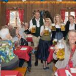 Zeichen der Mitmenschlichkeit: 60 Senioren feiern in der Festhalle Bayerland