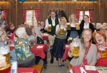 Zeichen der Mitmenschlichkeit: 60 Senioren feiern in der Festhalle Bayerland