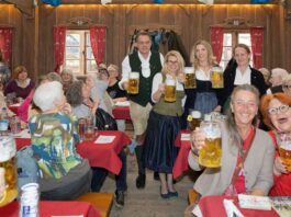 Zeichen der Mitmenschlichkeit: 60 Senioren feiern in der Festhalle Bayerland
