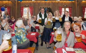 Zeichen der Mitmenschlichkeit: 60 Senioren feiern in der Festhalle Bayerland