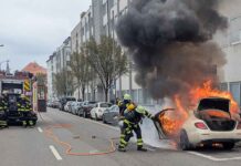 Taxi vollständig ausgebrannt Taxi vollständig ausgebrannt