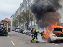 Taxi vollständig ausgebrannt