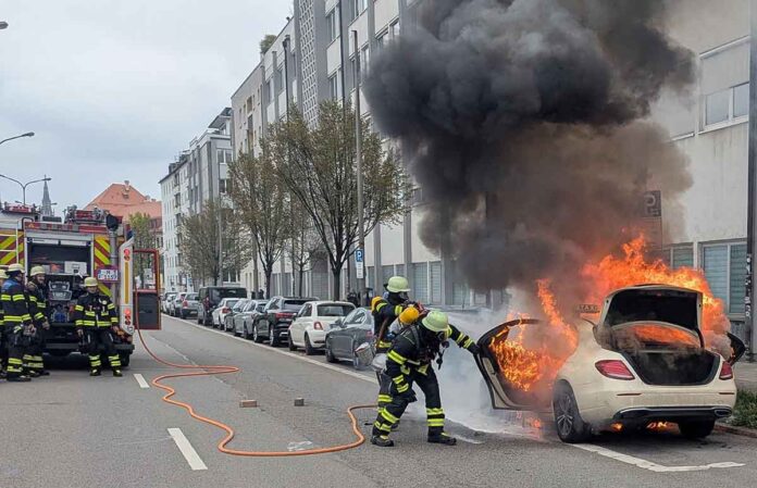Taxi vollständig ausgebrannt