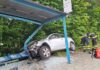 Pkw nach Verkehrsunfall in Bushaltestelle geschleudert