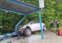 Pkw nach Verkehrsunfall in Bushaltestelle geschleudert Pkw nach Verkehrsunfall in Bushaltestelle geschleudert