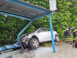 Pkw nach Verkehrsunfall in Bushaltestelle geschleudert