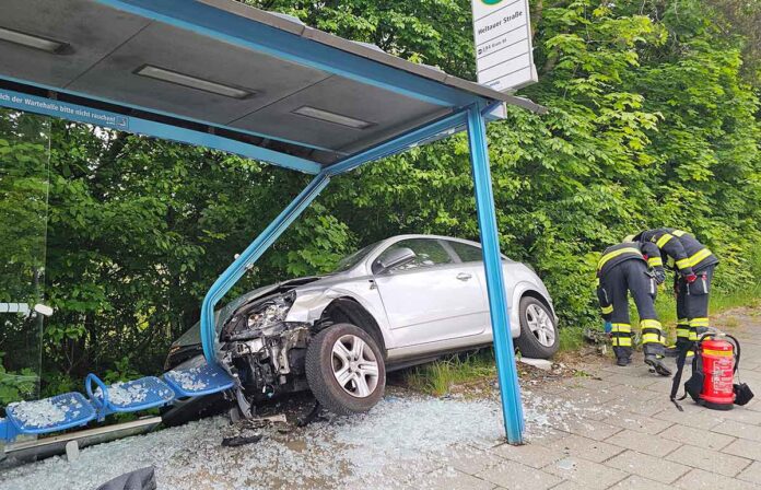 Pkw nach Verkehrsunfall in Bushaltestelle geschleudert