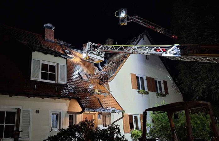 Zwei Dachstuhlbrände fordern zahlreiche Einsatzkräfte der Branddirektion