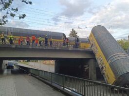 Güterwaggons nach Kollision abgestürzt